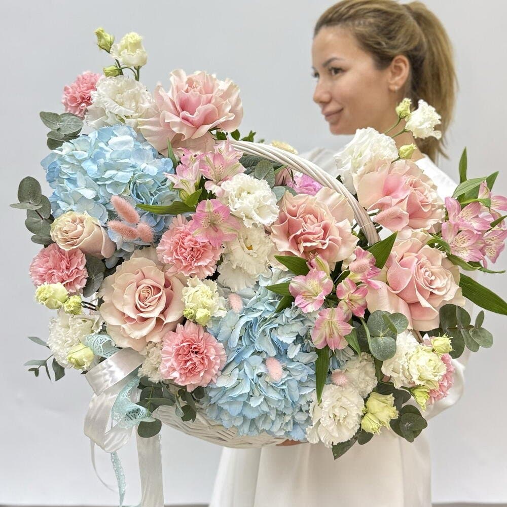 Фото товара Большая корзина с яркими цветами 🌸