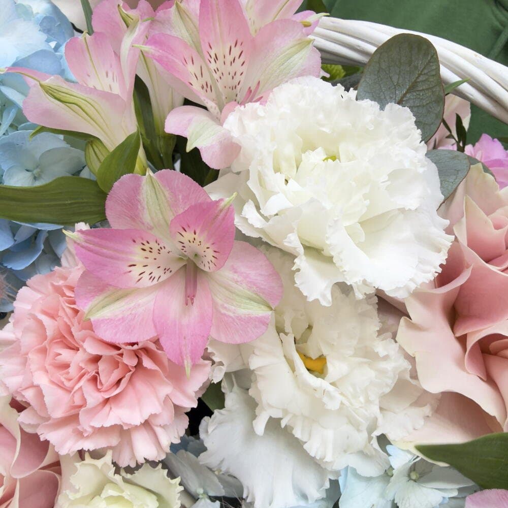 Фото 3 из 5: Большая корзина с яркими цветами 🌸