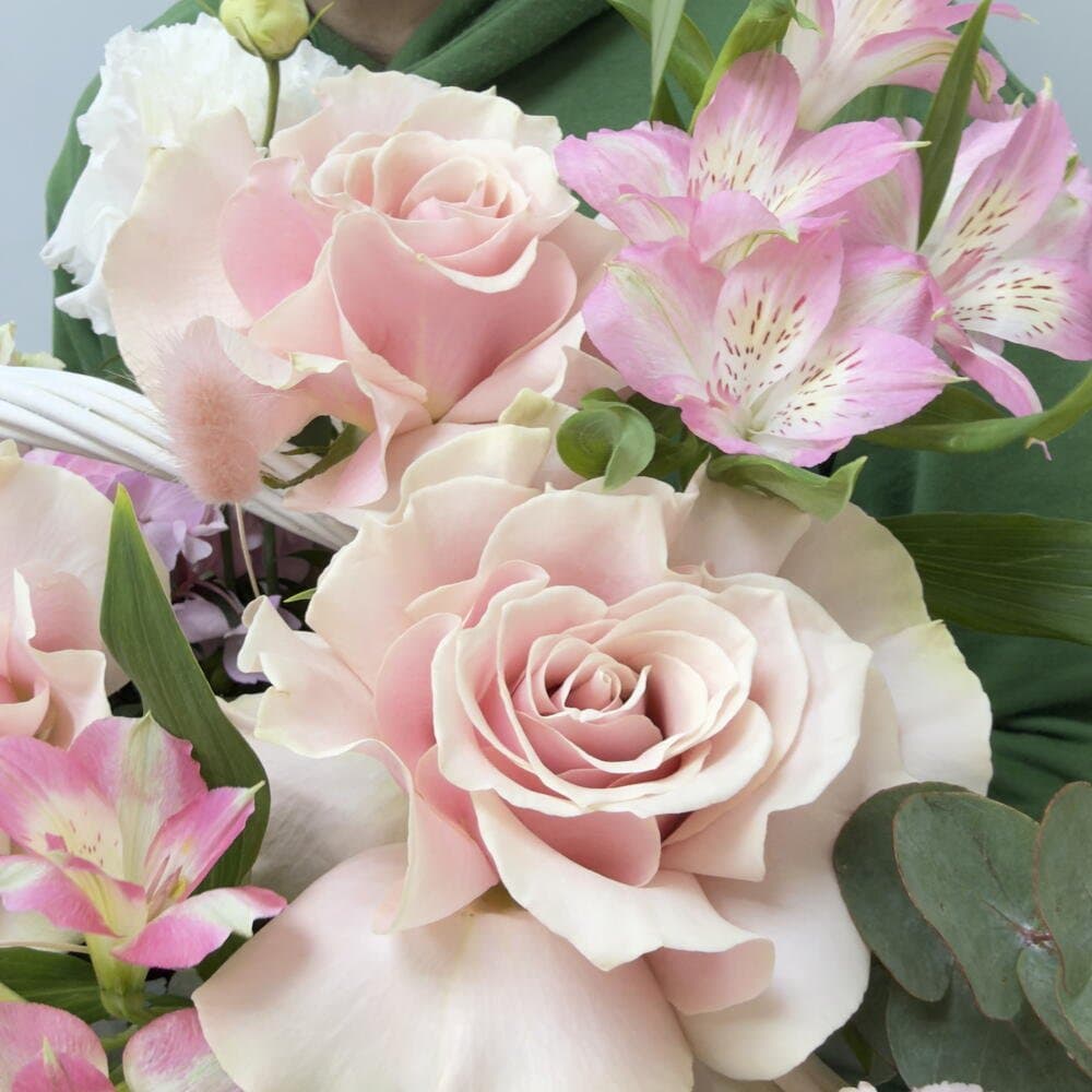 Фото 2 из 5: Большая корзина с яркими цветами 🌸
