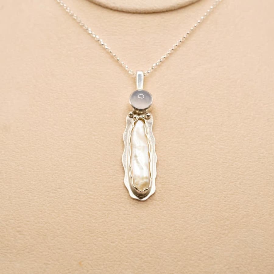 Фото товара Подвеска Biwa Pearl Drop с халцедоном
